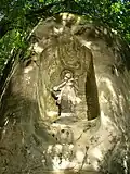 Socha svatého Jana Nepomuckého vytesaná ve skále