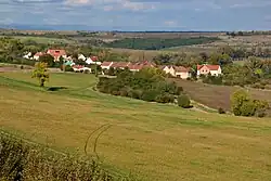 Celkový pohled na vesnici z přehradní hráze