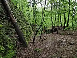 Děrné – zářez do skály