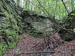 Děrné – zářez do skály