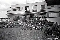 černobílá fotografie funkcionalistické vily