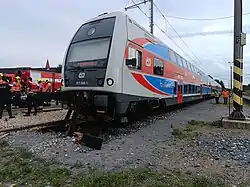 Poškozený řídící vůz po proražení zarážedla v Milovicích.