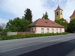 Fara v Nehvizdech (v pozadí kostel svatého Václava)