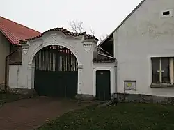 Nehvizdy, brána a branka u dvora čp.106.jpg
