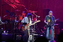 zleva: Frank „Poncho“ Sampedro (pouze částečně), Ralph Molina, Billy Talbot a Neil Young