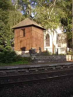 Dřevěná zvonice při kostele