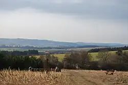 Pohled na novodobé megalitické stavby