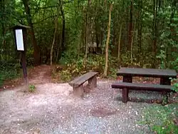 Zastávka naučné stezky; v pozadí studánka