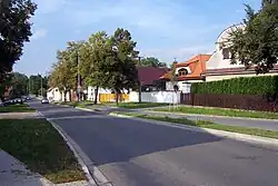 Pohled na staré náměstí s mostem přes Chrudimku v pozadí, okraj vesnice.