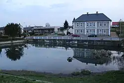 Nádrž na návsi, v pozadí dům čp. 19