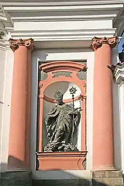 Edikula na stěně kostela sv. Jana Nepomuckého v Kutné Hoře