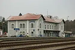 Nádražní budova v roce 2011 před rekonstrukcí