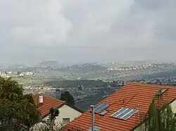 Celkový pohled na blok osad okolo Talmonu, Zajit Ra'anan na kopci uprostřed v pozadí