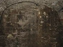 Strahovská brána: pozůstatek zdiva ve sklepě domu Nerudova 19