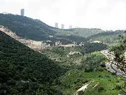 Svahy Karmelu, údolí Nachal Nešer a zástavba aglomerace Haify