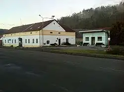 Obecní úřad a zastávka autobusu