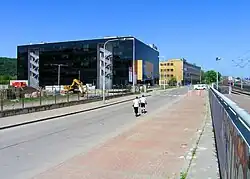 Nová budova sídla společnosti Nestlé Česko v Modřanech v ulici Mezi vodami, v rohu pozemku, na kterém stával areál čokoládoven