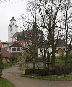 náves se sochou sv. Jana Nepomuckého