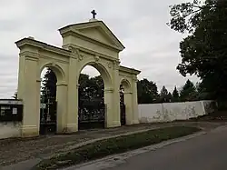 Netolice, hřbitovní brána.jpg