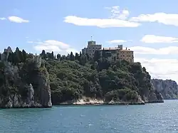 Vlevo starý, vpravo nový hrad