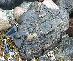 Tzv. Neugrundbreccia složená z ruly a amfibolitu