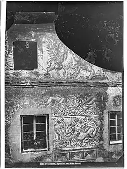 Neumannova čp. 144, detail sgrafit, jednorožec hnaný psem, lov na jelena, gryf a lev. Fotografie byla pořízena pravděpodobně skupinou pod vedenín Friedricha von Shmidta v roce 1884 (Josef Wlha, https://digital.onb.ac.at/rep/osd/?132044E5)