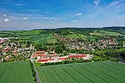 Schelmberg uprostřed, v pozadí