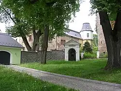 lípa vlevo za zdí, květen 2009