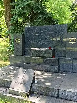 Památník obětem nacistické perzekuce ve spodní části Nového židovského hřbitova (červen 2023)