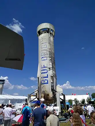 New Shephard 2, který má za sebou pět úspěšných testovacích letů, na výstavě EAA AirVenture (2017)