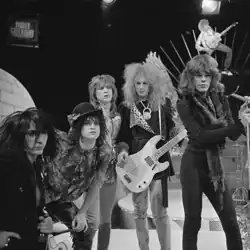 New York Dolls v TopPop roku 1973. Zleva: Johnny Thunders, Sylvain Sylvain, Jerry Nolan, Arthur Kane a David Johansen.