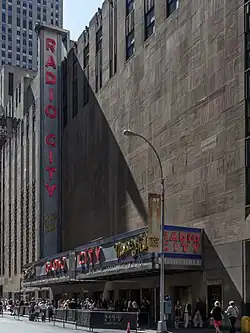 Radio City Music Hall, druhá otevřená budova komplexu