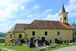 Pohled na kostel od hlavní cesty