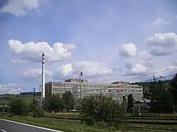 Fotografie továrny v obci