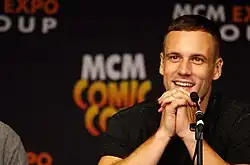 Nick Blood, který ztvárnil postavu Lance Huntera