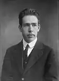 Niels Henrik David Bohr (1885 - 1962), zkoumal strukturu atomů a jejich záření. Vytvořil Bohrův model atomu a získal Nobelovu cenu za fyziku v roce 1922.