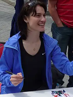 Nikola Sudová rozdává autogramy na náměstí Svobody v Brně (2010)