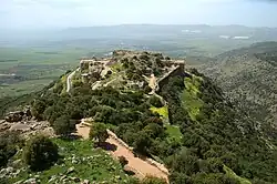 Celkový pohled na hrad Nimrod, v pozadí Chulské údolí