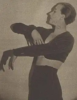 Nina Jirsíková v novém černošském tanci ve „Světě za mřížemi“ v Osvobozeném divadle v Praze