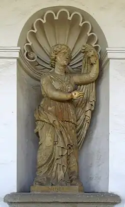 Socha Niobé v kolonádě Květné zahrady v Kroměříži