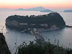 Ostrůvek Nisida u pobřeží mezi Pozzuoli a Neapolí, na obzoru ostrov Ischia