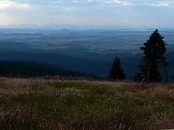 Pohled na Nízký Jeseník z hřebene Hrubého Jeseníku, v pozadí hřeben Beskyd