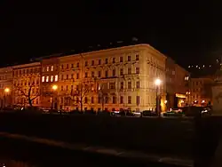 Noční Janáčkovo nábřeží od mostu Legií