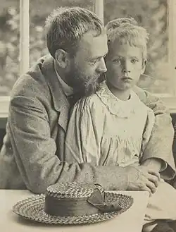 Malíř Erik Werenskiold se svým synem Dagfinem Werenskioldem v náručí, asi 1900