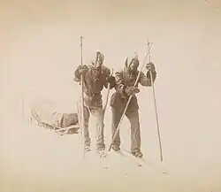 Ludwik Szaciński: Polárníci Fridtjof Nansen (vlevo) a Otto Neumann Knoph Sverdrup táhnou saně. Pózují ve fotoateliéru. Protože sám pořizoval všechny fotografie během Grónské expedice, musely být rekonstruovány ilustrace, které zobrazovaly Fridtjofa Nansena v akci. Ty měly být použity v knize o přechodu Grónska. 1889–1890.