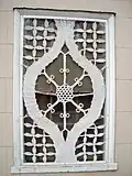 (15)Ozdoba okna s drhanou krajkou