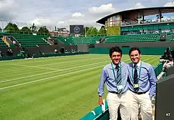 Umpiroví rozhodčí Carlos Ramos a Enrique Molina na dvorci č. 3 během Wimbledonu 2011