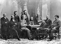 Hudební festival v Bergenu roku 1898. Zleva doprava: Christian Cappelen, Catharinus Elling, Ole Olsen, Gerhard Rosenkrone Schelderup, Iver Holter, Agathe Backer Grøndahl, Edvard Grieg, Christian Sinding, Johan Svendsen a Johan Halvorsen[3]