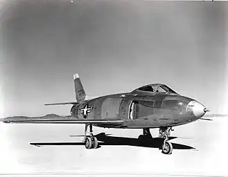 První prototyp North American YF-93A (sériové číslo 48-317) na Muroc Dry Lake