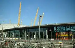 Za samotnou stanicí se nachází dóm Millennium Dome